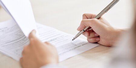 Eine Hand füllt ein Formular aus – symbolisch für den Tätigkeitsbericht der Schwerbehindertenvertretung und deren dokumentierte Arbeit im Unternehmen. Eine Hand füllt ein Formular aus – symbolisch für den Tätigkeitsbericht der Schwerbehindertenvertretung und deren dokumentierte Arbeit im Unternehmen.